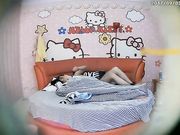 摄像头偷拍的超漂亮清纯的妹子和男友激情爱爱，接吻互舔样样不落