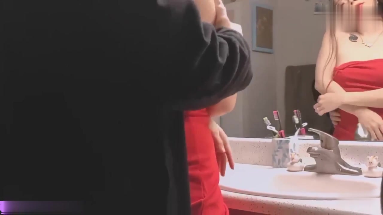 巨乳眼镜熟女在卫生间洗手台上被洋男友无套输出_射了一逼口