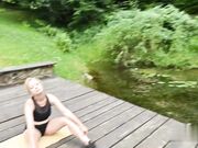 与业余巨乳熟女 一起进行户外瑜伽