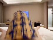 某男企业白领分享在公司白嫖了三年的女同事，后入打的屁股都红了