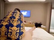 某男企业白领分享在公司白嫖了三年的女同事，后入打的屁股都红了