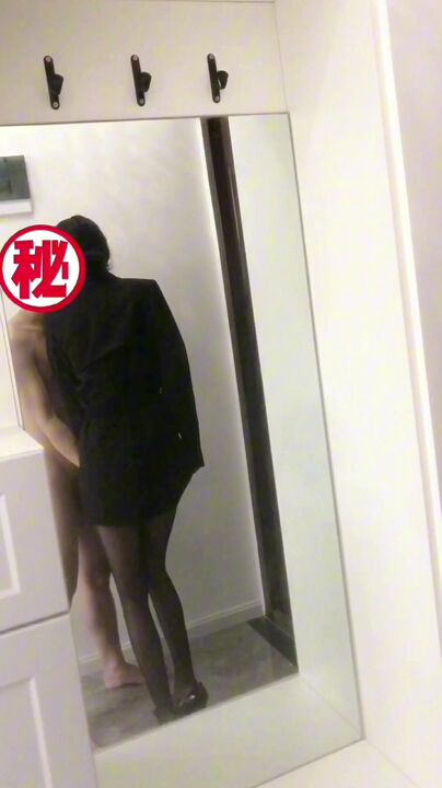 3000块约了个KTV公主上门服务，特别骚，黑丝足交