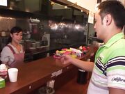 与送货员一起 她从坐在脸上和拥抱屁股中进行手交