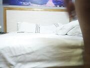 这小哥就是强悍逮住个逼真是猛草啊 压在身下暴力抽插 屁股下还垫哥枕头插的好深