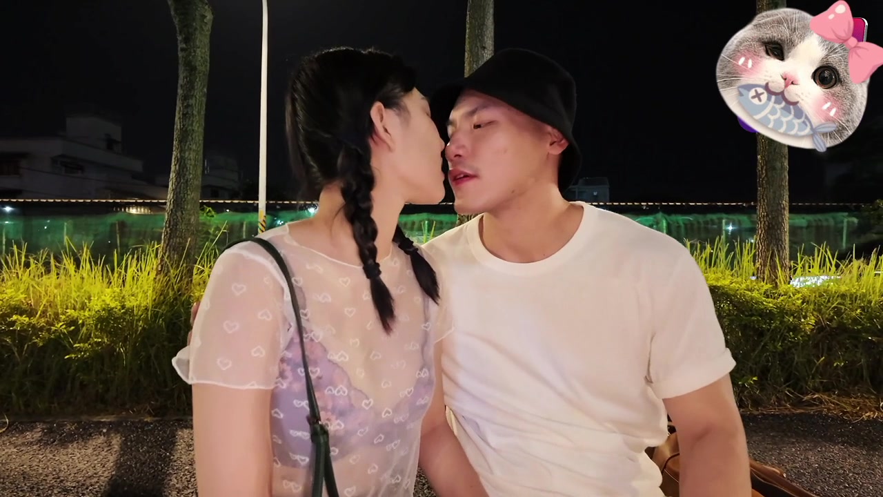 学生嫩妹户外夜市遥控跳蛋调教，忍不住直接车震干到腿软！