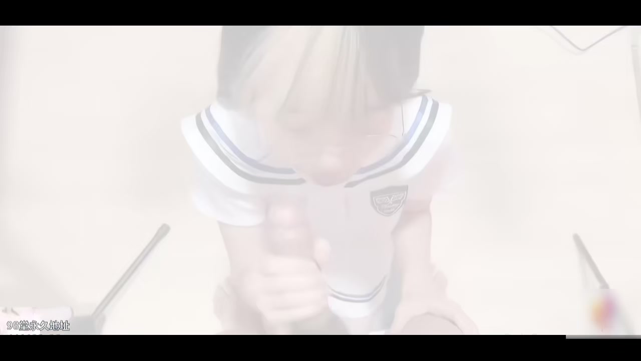 极品青春美少女情欲四射，超短裙眼镜骚货女友按倒桌子上扶腰后入骚穴