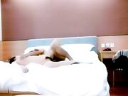 肥臀外围小姐姐 外表甜美 疯狂揉骚穴 很配合 各种姿势轮番操 奶子直晃动