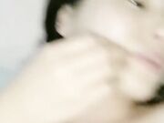 朋友的漂亮女友真骚 一摸下面就全是水 抓着J8就舔技术还真不错 无套干小骚货