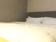 约了个极品高颜值牛仔裤妹子，舌吻互摸调情口交上位骑乘猛操