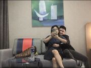 翻车视频上一分钟还愉快的坐着鸡巴发现被偷拍拼命挣脱抖动着大奶说要报警