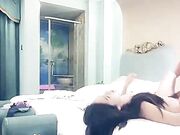 肉肉身材紫衣牛仔裤妹子，毛毛浓密舌吻跪着口交，上位骑乘快速猛操打桩机，抬腿抽插喜欢最后颜射