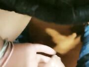 户外姐妹 今天大家在饭店聚餐 我在桌子下面给哥哥口爆 妹妹想要弟弟不给力