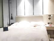 约操高颜值美少妇和她性感长腿表妹一起啪啪 岔开双腿等待插入 轮流爆干