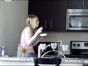 在父母身边和两个青春姐姐玩鸡巴做爱真的是太刺激 欲望一下子就旺盛沸腾