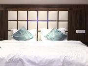 口交舔弄上位骑乘猛操刚刚发育的娇嫩胴体干起来超有成就感