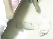 大哥好久没草过逼看见女人就兴奋 跟小少妇去到屋里就开始动手动脚