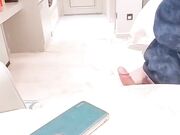 极品小姨子喝醉勾引姐夫，姐夫一边跟姐姐电话一边被口交，最后把小姨子内射了