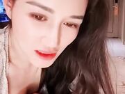 极品小姨子喝醉勾引姐夫，姐夫一边跟姐姐电话一边被口交，最后把小姨子内射了