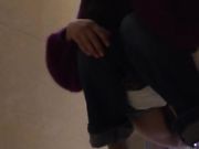 商场厕拍系列 几个妹子好像发现了被偷拍又不敢确定，只敢偷偷的喵一下