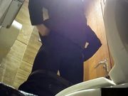 坐盗市最新流出酒店女厕偷拍有两个妹子很拽站在厕兜嘘嘘