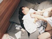 白虎萝莉偷拍_白虎萝莉光逼被偷拍，大屌狠捅她嫩穴内射，爽得她夹紧求操死