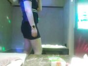 休闲按摩会所的特殊服务 趁着女技师唱歌扣她穴洒了一地淫水