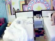 咪咪很大很粉嫩丰满妹子被中年男人按在床边爆力抽插 好爽好刺激