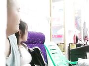 理发店里的骚男女真鸡巴骚 白日宣淫衣服都不脱直接上位看着店门外激情抽插大骚逼