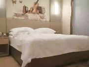 大叔酒店2500约炮身材不错的牛仔裤少妇各种姿势啪啪