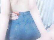 鸭舌帽小哥和骚女啪啪牛仔裤开个洞 后入猛操上位骑乘插完口交讽非常诱人