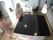 邻居在看完她的大奶子和肥臀后想操她热辣的淫荡保姆