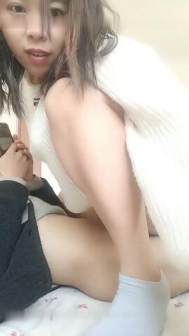 家徒四壁 除了粉嫩的蝴蝶逼看来一无所有 跟老公做黄播赚钱 无套啪啪 自慰