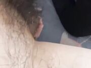 【淫荡人妻打着电话操着逼】人妻的老公出差，她一个人在家看娃