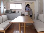 人妻在阳台上晾晒红色内衣 暗示丈夫不在家1