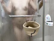 我跟女儿走到浴室，女儿脱光光站在我的面前，感觉女儿确实长大了