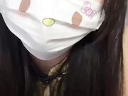 淫荡妹妹化作瑶穿着旗袍骑在哥哥身上，我拉开裤子拉链