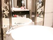 E罩杯顶级美乳网红女神，身材一流极品美腿，包臀裙开档黑丝，给炮友舔屌口交，坐在浴室地上自慰，张开双腿猛扣