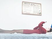 真实骚母狗勾搭盲人按摩男技师包臀裙黑丝袜掏出奶子揉捏还吸了吸解开裤子撸技师