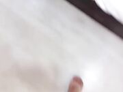 口交乳交大鸡巴激情上位让大哥揉着奶子爆草蹂躏，后入抽插跪舔大鸡巴好骚