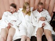 美国富二代女孩需要两根鸡巴才能满足 3P对她来说只是常规性爱