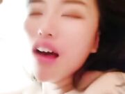 漂亮小少妇 身材丰满稀毛鲍鱼尿尿狂喷 被小哥无套输出 骚叫不停 口爆颜射