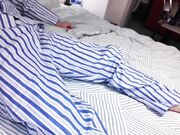 竟叫妈妈求把鸡吧放骚逼里暖暖！女上位坐骑疯狂榨精，另他欲罢不能