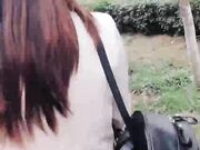 路边搭讪美女加微信相约旁边的小树林野战啪啪口爆射嘴里对白清晰