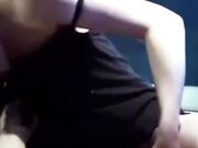 夜间把车泊在人妻家小区里偷情搞车震