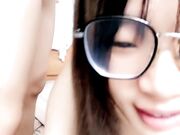 黑丝露脸无毛逼眼镜小妹跟小哥激情啪啪大秀直播，深喉草嘴让小哥吃奶抠逼，多体位爆草蹂躏爆了菊花精彩刺激