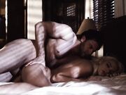 让她的骚穴被干翻并且屁股也被用力打桩