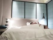 极品身材女友感爆棚！老公鸡巴猛插她湿漉漉骚逼，忍不住直捅紧致菊花，她浪叫不满却扭臀求肏，淫水狂喷欲望