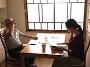 痴迷大叔的巨乳女孩与体液交融的疯狂同居生活1