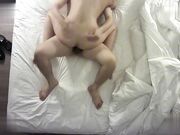 刚一见面就靠我怀里撒娇，像别人家出来偷情的小媳妇似的，灯一关整个人都骚起来了，主动打开腿让我玩白虎逼