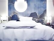 双飞高颜值妹子口交轮操忙得不亦乐乎